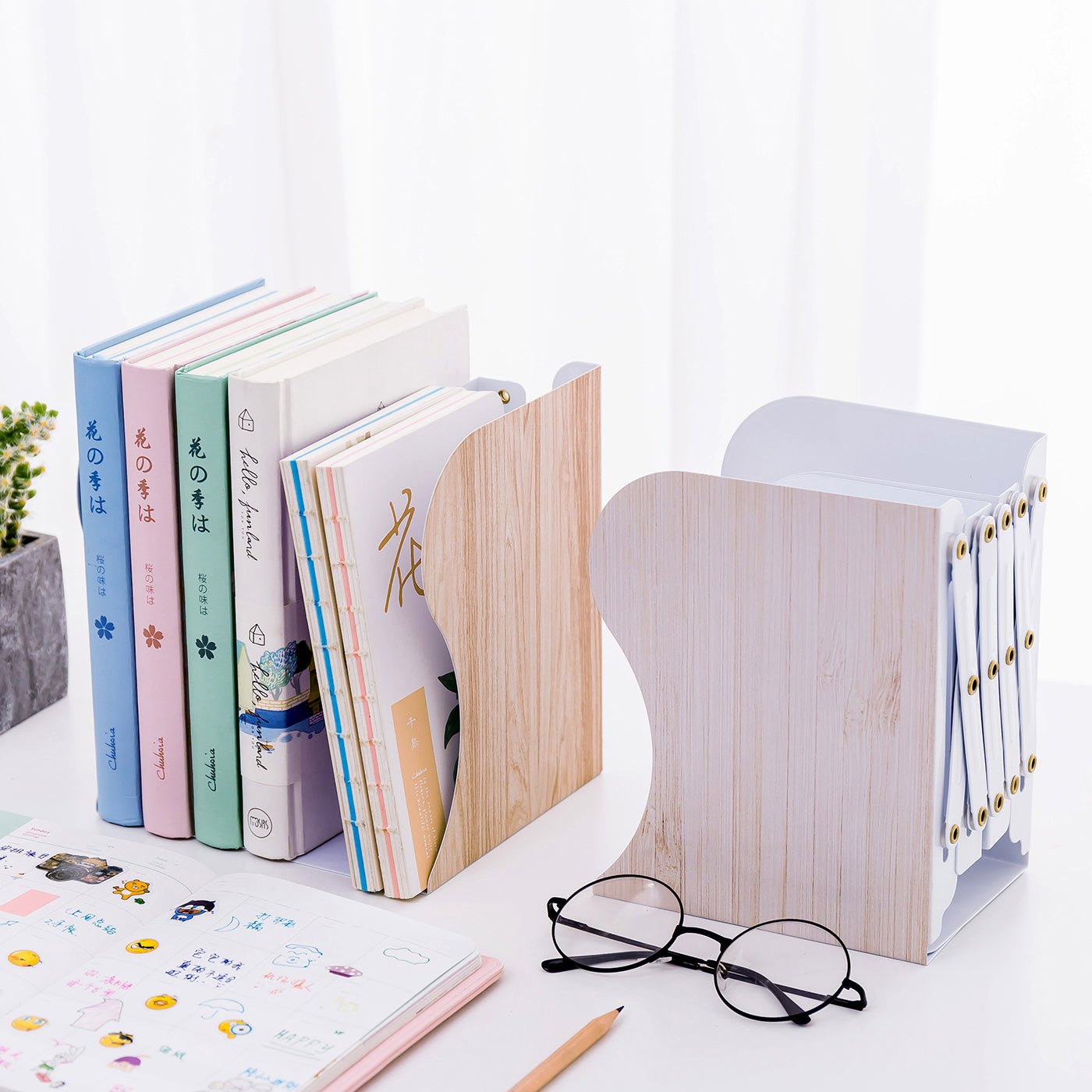 Expandable Bookend - Woody - oddpod